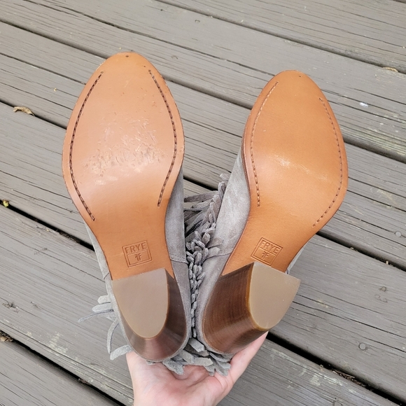 Frye Ilana Grey Suede Burnished Toe Fringe Western Boho Cowgirl Ankle Boots 9 - Picture 7 of 10